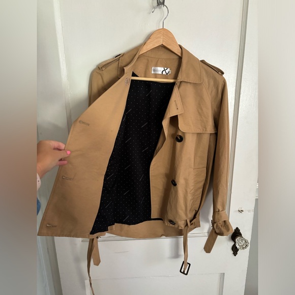BELLE & BLOOM Cool Nights Water Resistant Cropped Khaki Trench Coat Size Small - Picture 7 of 11